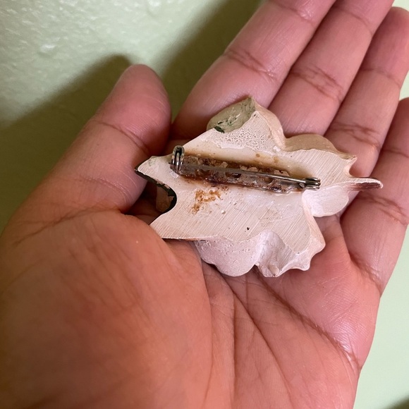 Elegant White Floral Brooch - Picture 3 of 7